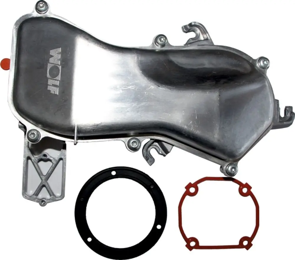 Aluminium-Gehäuse mit Dichtungen, beschriftet mit "Wolf", möglicherweise Teil einer Gas-/Luftführung für einen Motor. Keine weiteren spezifischen Details erkennbar.